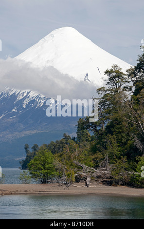 Vulkan Osorno betrachtet aus Lago Petrohue Stockfoto