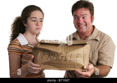 ein Bote bringt eine zertrümmerte Paket an einem Kunden, der verwirrt und unglücklich aussieht Stockfoto