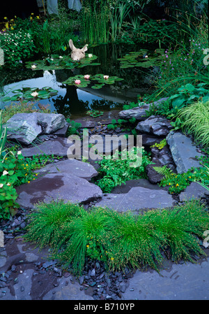 Seerose Pool und trockenen Stream mit Esel Figur im Wasser Stockfoto