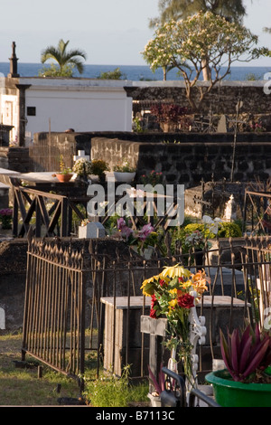 Marin-Friedhof in der Stadt Saint-Pierre auf Réunion mit Blick auf den Indischen Ozean. Stockfoto