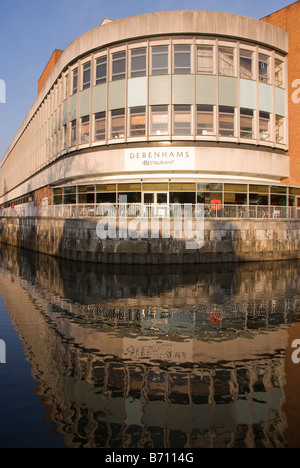 Debenhams Kaufhaus Gebäude mit Blick auf den Fluss in Guildford, Surrey, England. Stockfoto