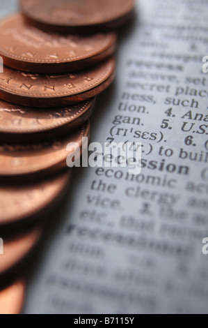 ein Stapel von Münzen auf die Definition einer Rezession in einem Wörterbuch Stockfoto