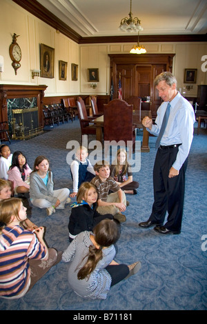 Gouverneur John Lynch im Gespräch mit Schulkindern in New Hampshire State House in Concord, New Hampshire USA Stockfoto