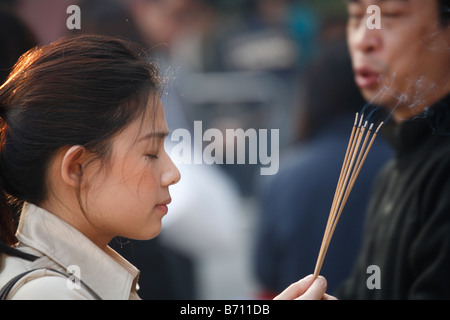 Frau beten, Wong-Tai-Sin-Tempel, Hong Kong Stockfoto