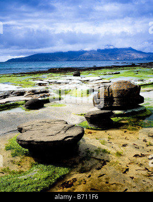 Die Bucht Laig, Rum in der Ferne.  Insel Eigg.  Schottland Stockfoto