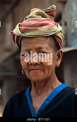 Porträt einer alten Frau der Hmong im Upland Lao Dorf Tuk, der Provinz Luang Prabang, Laos Stockfoto