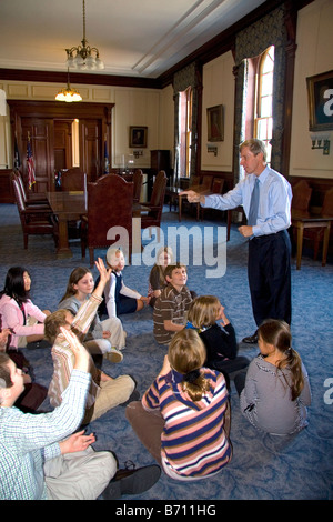 Gouverneur John Lynch im Gespräch mit Schulkindern in New Hampshire State House in Concord, New Hampshire USA Stockfoto