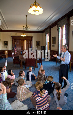 Gouverneur John Lynch im Gespräch mit Schulkindern in New Hampshire State House in Concord, New Hampshire USA Stockfoto