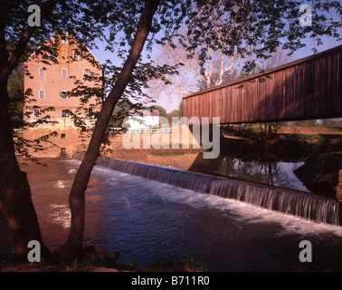 Alte Mühle mit Covered Bridge Stockfoto