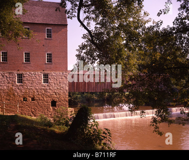 Alte Mühle mit Covered Bridge Stockfoto