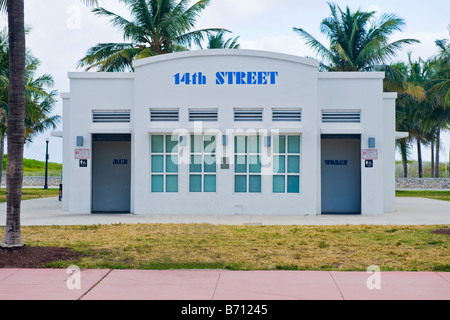 Miami South Beach Ocean Drive Lummus Park, 14th Street Art-deco-öffentliche Toiletten oder Bequemlichkeiten in blau & White von Strand & park Stockfoto