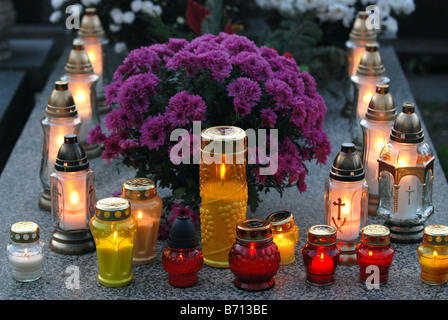 Chrysanthemen und Kerzen auf Wolski-Friedhof in Warschau während All Saints Day Stockfoto