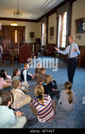 Gouverneur John Lynch im Gespräch mit Schulkindern in New Hampshire State House in Concord, New Hampshire USA Stockfoto