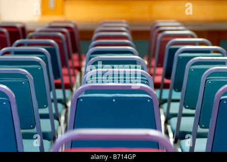 Eine Reihe von Stühlen in einem Konferenzraum Stockfoto