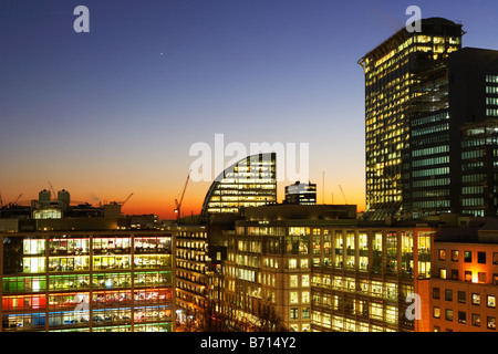 Nachtaufnahme der Skyline der Stadt London England Stockfoto