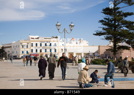 Essaouira Marokko Nordafrika Menschen in Moulay El Hassan Square in der alten Stadt Medina mit weißen Gebäuden über Stockfoto