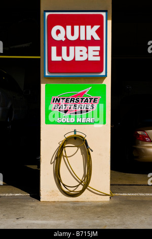 Interessante Zeichen außerhalb Tankstelle Garage, QUIK LUBE, interstate Batterien verkauft hier, gibt es eine Verbindung & den Schlauch? Stockfoto