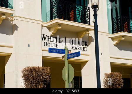 Palm Beach, schrulligen interessante Verkehrsschilder, weißes Haus, Schwarzmarkt an Hibiscus Street & Rosmarin Avenue Ecke Stockfoto