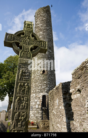 Westen zu überqueren und Turm. Das hohe Kreuz West flankiert auch bekannt als das hohe Kreuz durch die teilweise verfallenen Rundturm Stockfoto