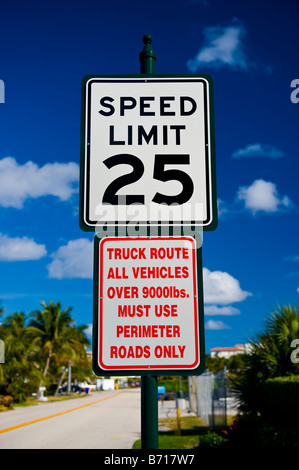 Palm Beach Shores, interessante Schilder, Straßenschild Geschwindigkeit, LKW-Strecke Verwendung Perimeter Straßen nur, im Zentrum oder Center der Stadt Stockfoto