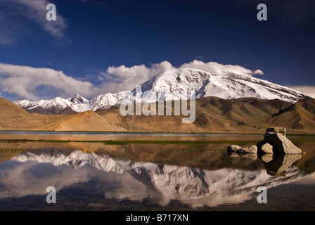 Spiegelung des Mustagata auf der Karakul See Xinjiang China Stockfoto