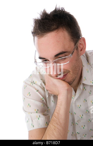 Junger Mann stützte sich auf Ellbogen, auf der Suche nach unten und etwas nachdenklich Stockfoto