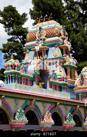 Detail vom Dach des Hindu-Tempels in Mauritius zeigen Darstellungen der Götter und der aufwendigen Schnitzereien Stockfoto