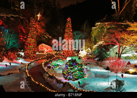 Versunkene Garten mit Weihnachtsbeleuchtung in der Nacht Butchart Gardens Victoria British Columbia Kanada Stockfoto