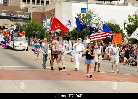 Ex-militärische Männer und Frauen tragen die Flaggen der United States Military bei Gay Pride Parade Columbus Ohio 2008 Stockfoto