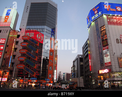 Japanische Neon auf die Laox Elektronik speichern in Akihabara (Electric City) in Tokio, Japan. Stockfoto