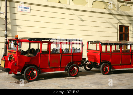 Straßenszene in Bratislava, Slowakei, touristischen Zug der zentralen Stadt Hauptplatz im Winter 2008 Stockfoto