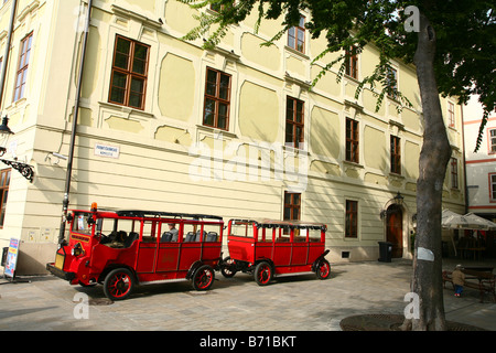 Straßenszene in Bratislava, Slowakei, touristischen Zug der zentralen Stadt Hauptplatz im Winter 2008 Stockfoto