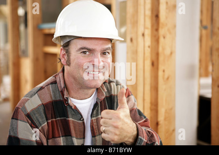 Horizontale Ansicht eines Bauarbeiters geben einen Daumen nach oben authentische Bauarbeiter auf tatsächliche Baustelle Stockfoto