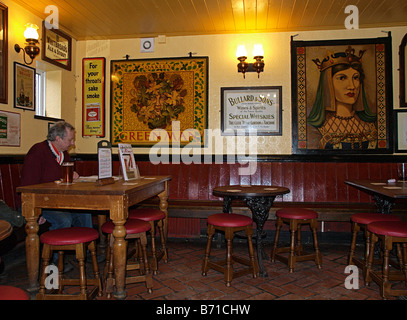 Innenraum DER FAT CAT PUBLIC HOUSE WEST END STREET NORWICH NORFOLK EAST ANGLIA ENGLAND GROSSBRITANNIEN Stockfoto