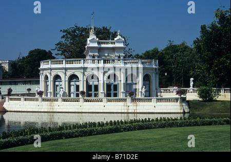 Reich verzierte Torhaus (Tevaraj-Kanlai-Tor), Bang Pa-In Palace (Königspalast Sommer), in der Nähe von Ayutthaya, Thailand Stockfoto