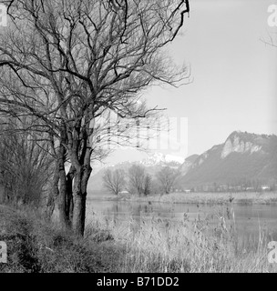 Adda Fluß Blick nach Norden mit der Grigna im Hintergrund Winter Stockfoto