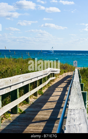 Palm Beach Shores, Florida, Seelandschaft mit hölzernen Boardwalk Pfad & Schienen & blau Meer & Wolken Stockfoto