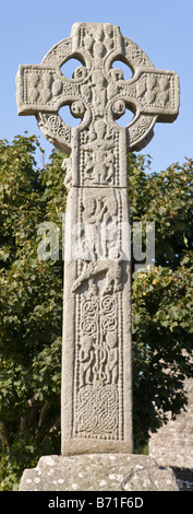 Gegend mit hoher Kreuz. Das keltische Kreuz ist fast 4 Meter hoch und umfasst Tiere wie die prominenten Kamel Stockfoto