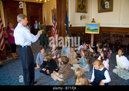 Gouverneur John Lynch im Gespräch mit Schulkindern in New Hampshire State House in Concord, New Hampshire USA Stockfoto