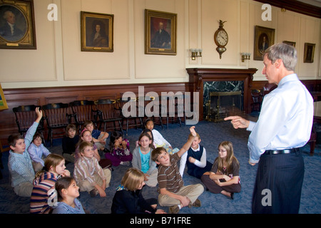 Gouverneur John Lynch im Gespräch mit Schulkindern in New Hampshire State House in Concord, New Hampshire USA Stockfoto