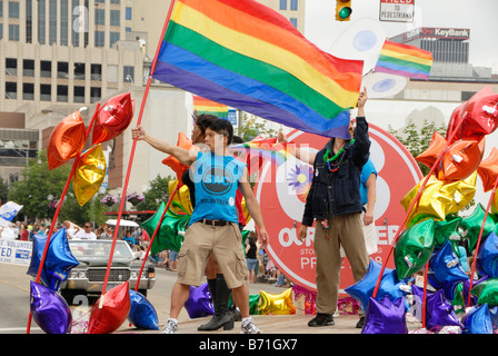 Junger Mann hält stolz Regenbogenfahne Gay Pride Parade Columbus Ohio 2008 Stockfoto