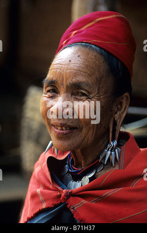 Porträt einer Long-Ohr oder langohrige Karen Frau, eine burmesische Flüchtlinge leben im Norden Thailands Stockfoto
