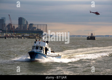 New York City Polizei-Abteilung Hafen-Einheit Hubschrauber auf dem Hudson River im Hafen von New York-New York-USA Stockfoto