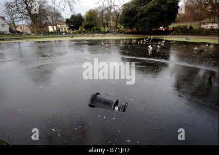 Abfallbehälter in Queens Park Teich Brighton geworfen haben im Eis eingeschlossen werden Stockfoto