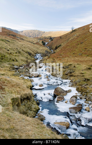 Eis auf Greenburn Beck im Lake District während einer Kältewelle Cumbria UK Stockfoto