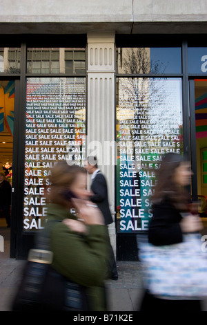 Oxford Street Verkaufsschilder in Schaufenstern, London, Großbritannien Stockfoto