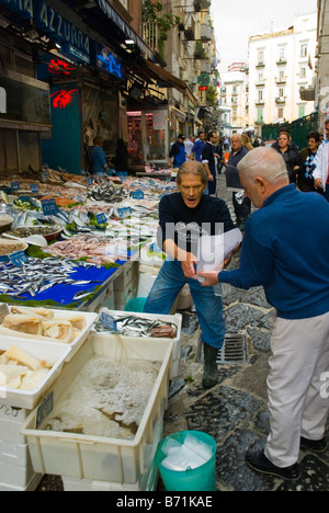 Fischhändler am La Pignasecca Markt in Mitteleuropa Neapel Italien Stockfoto