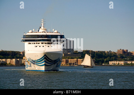 Norwegian Spirit Kreuzfahrtschiff Abfahrt New York City am Hudson River-New York-USA Stockfoto