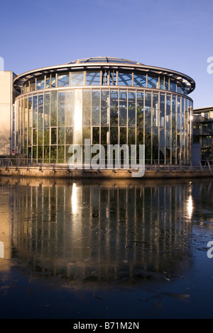 Sunderland Museum und die gläserne Kuppel des Winter Gardens, steht hinter dem gefrorenen Teich Mobray Park. Stockfoto