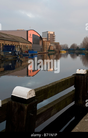 Alte Industriegebäude mit Blick auf die Lee Navigation bei Old Ford 2008 vor der Sanierung einsperren Stockfoto